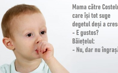 Glume cu bebe care își suge degetul